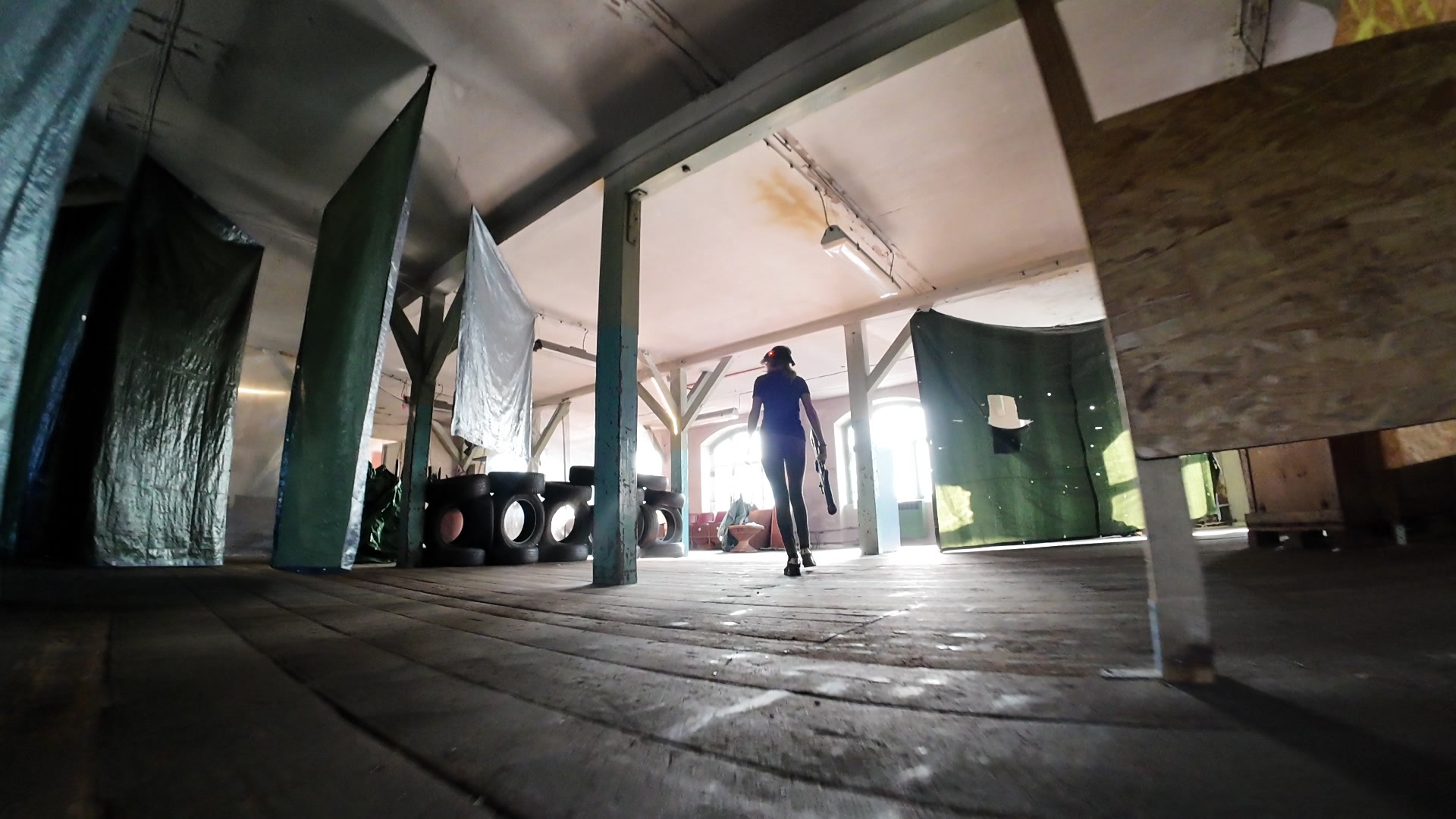 Hráč laser tagu mezi překážkami v aréně
