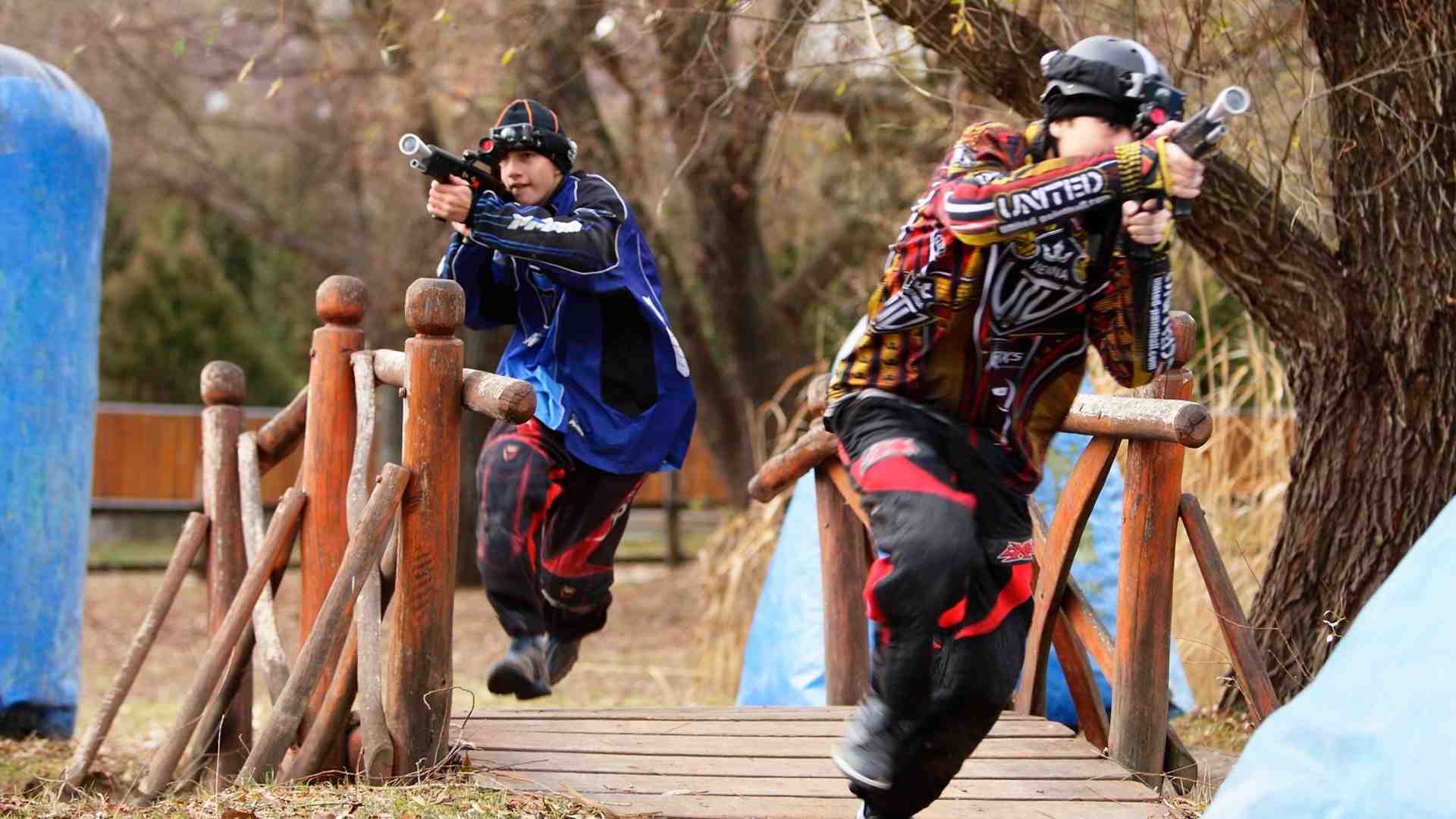 Dva hráči při venkovním laser tagu v Liberci